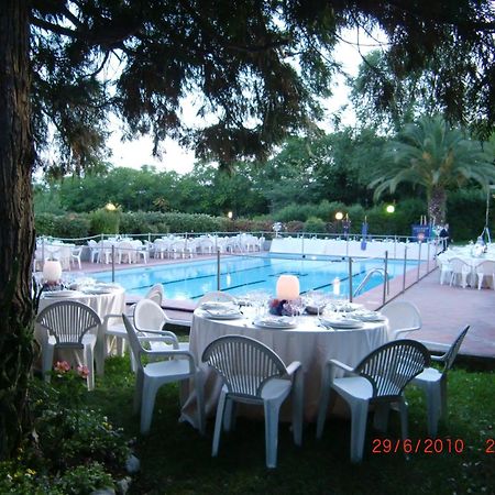 Hotel Garden แตร์นี ภายนอก รูปภาพ