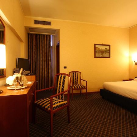 Hotel Garden แตร์นี ภายนอก รูปภาพ