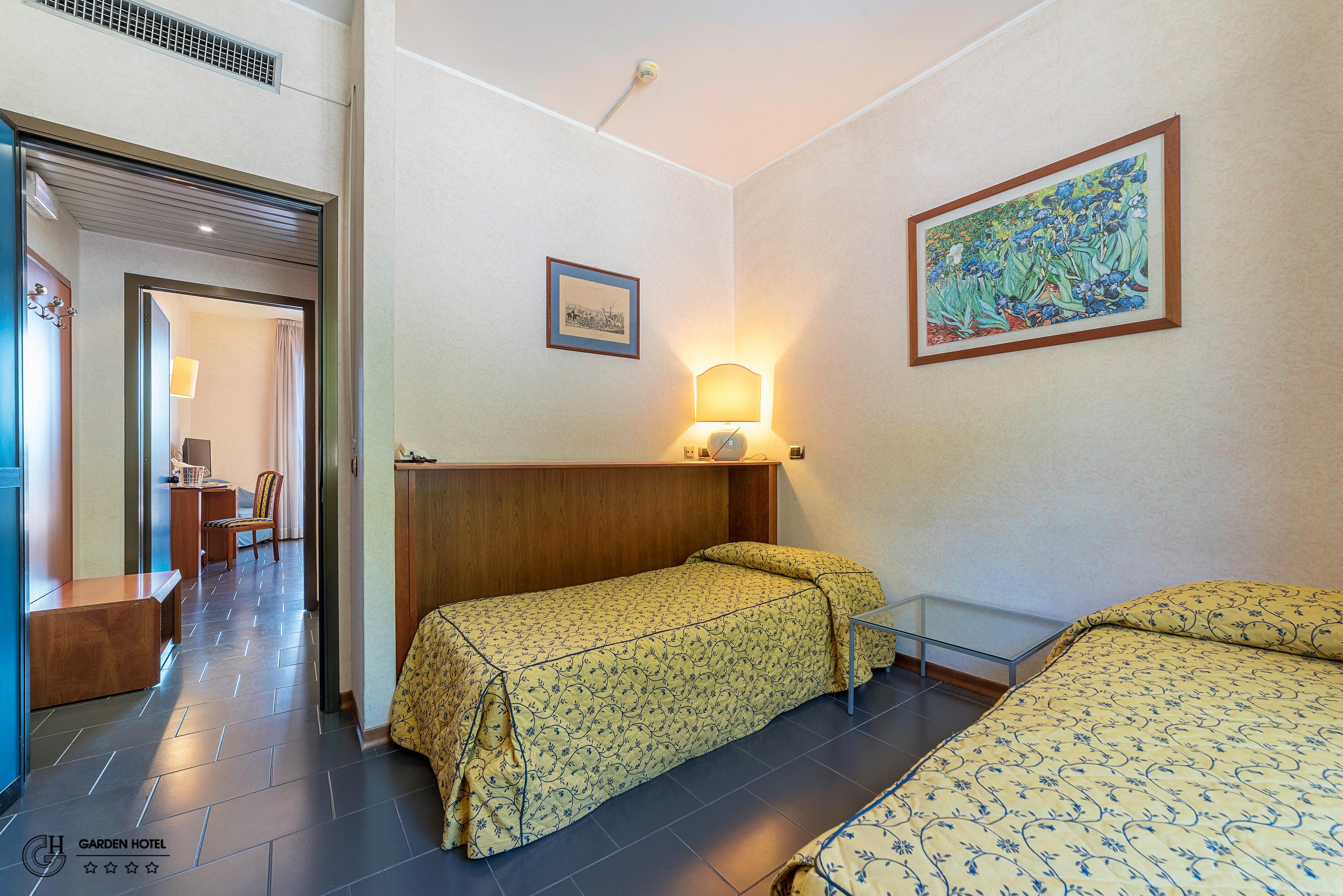 Hotel Garden แตร์นี ภายนอก รูปภาพ