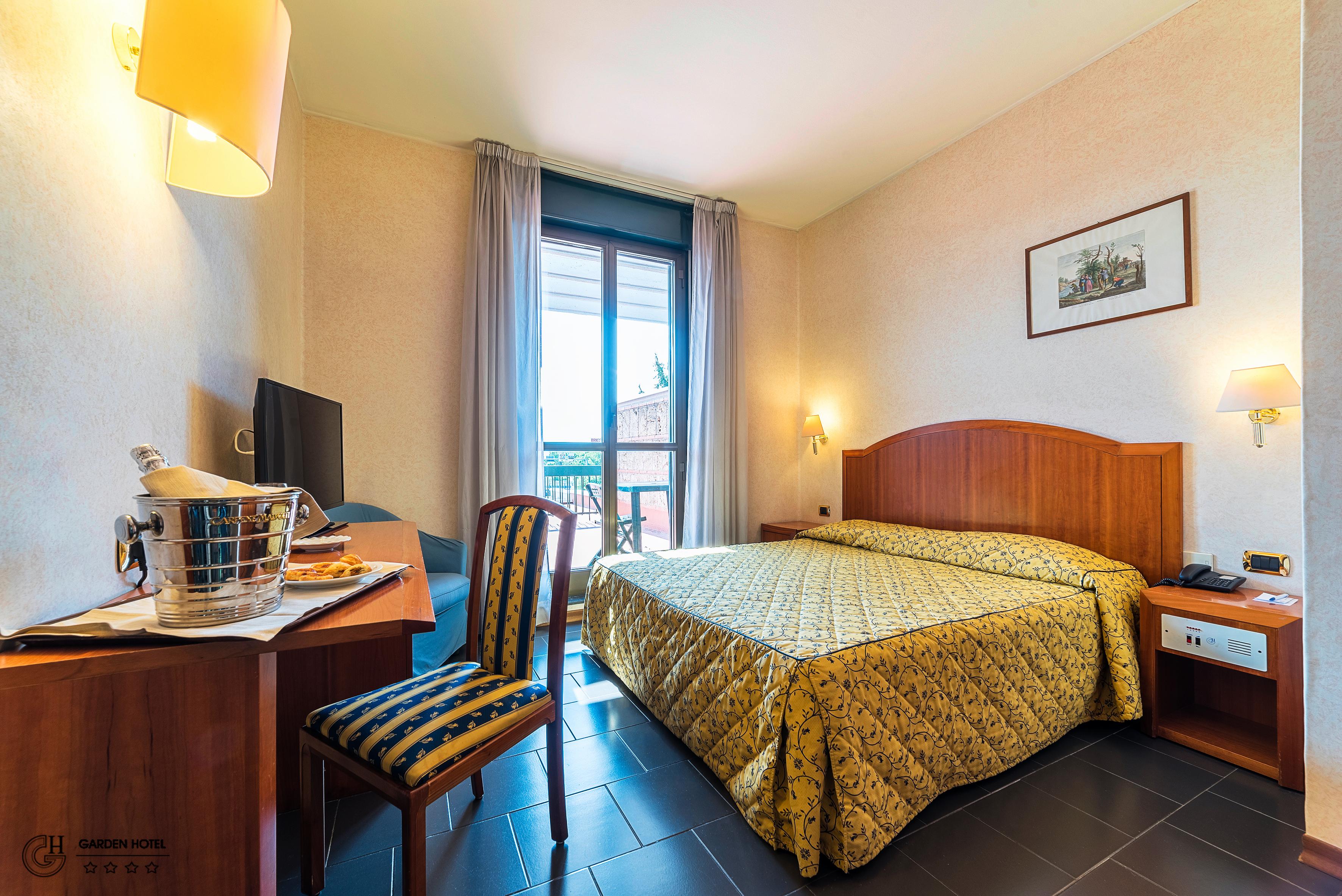 Hotel Garden แตร์นี ภายนอก รูปภาพ