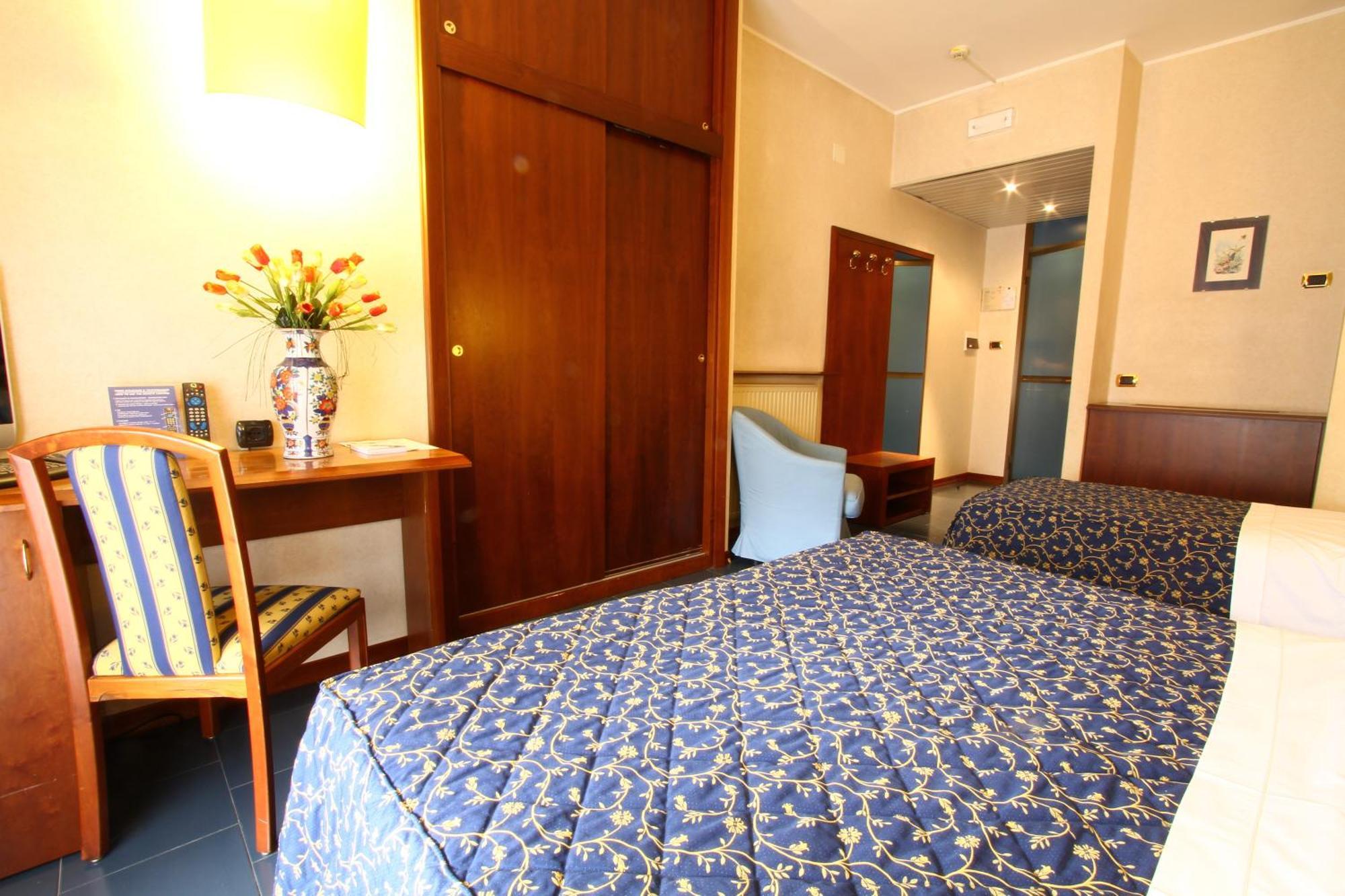 Hotel Garden แตร์นี ภายนอก รูปภาพ